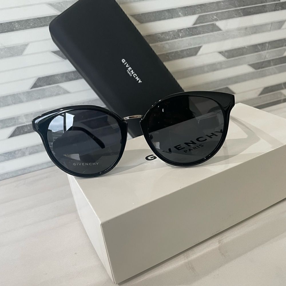 NIB Givenchy GV 7115/F/S Unisex Sunglasses